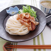 つけ麺でガッツリ！「焦がしにんにくと豚ばらのつけうどん」