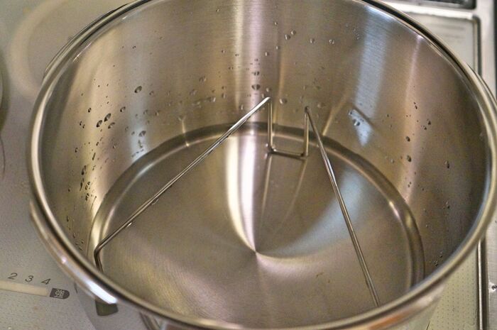 ①圧力鍋にカップ1杯の水を注ぎます