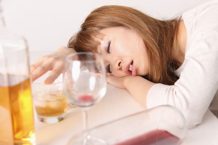 こんな酔っぱらい女はイヤだ!男性100人が遭遇したドン引き“泥酔女”