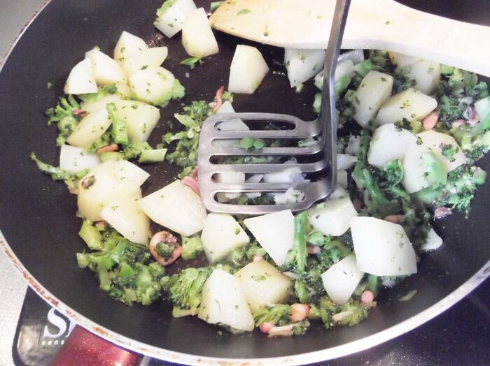 野菜を足して炒めます。