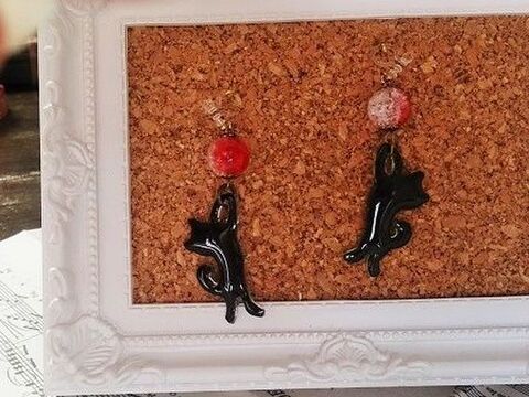 プラバンで手作り 黒猫がじゃれるノンホールピアス 暮らしニスタ