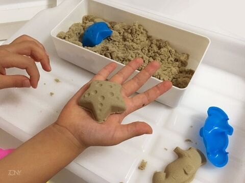 100均で揃う お部屋で砂遊び 魔法の砂 雨の日はもちろん 暑い日もおうちで砂遊び 暮らしニスタ 100均で揃う お部屋で砂遊び 魔法の砂 雨の日はもちろん 暑い日もおうちで砂遊び 暮らしニスタ
