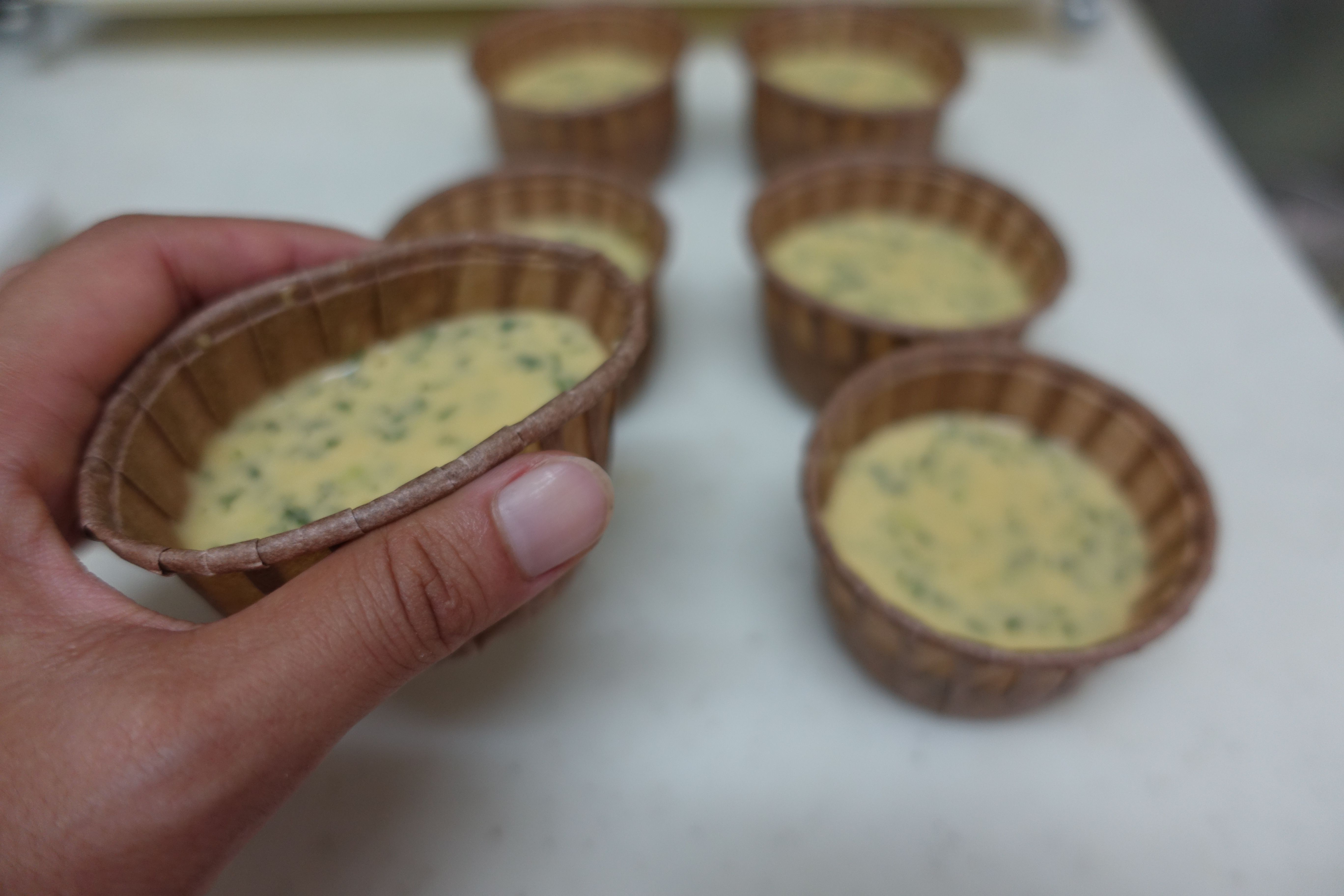 カップケーキ型に生地を入れる。