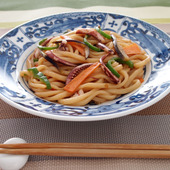 夏休み♪ふるさと麺レシピ「屋台風焼きうどん」