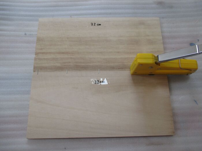 ④木板(45×15センチ)2枚をタッカーでつなげる。