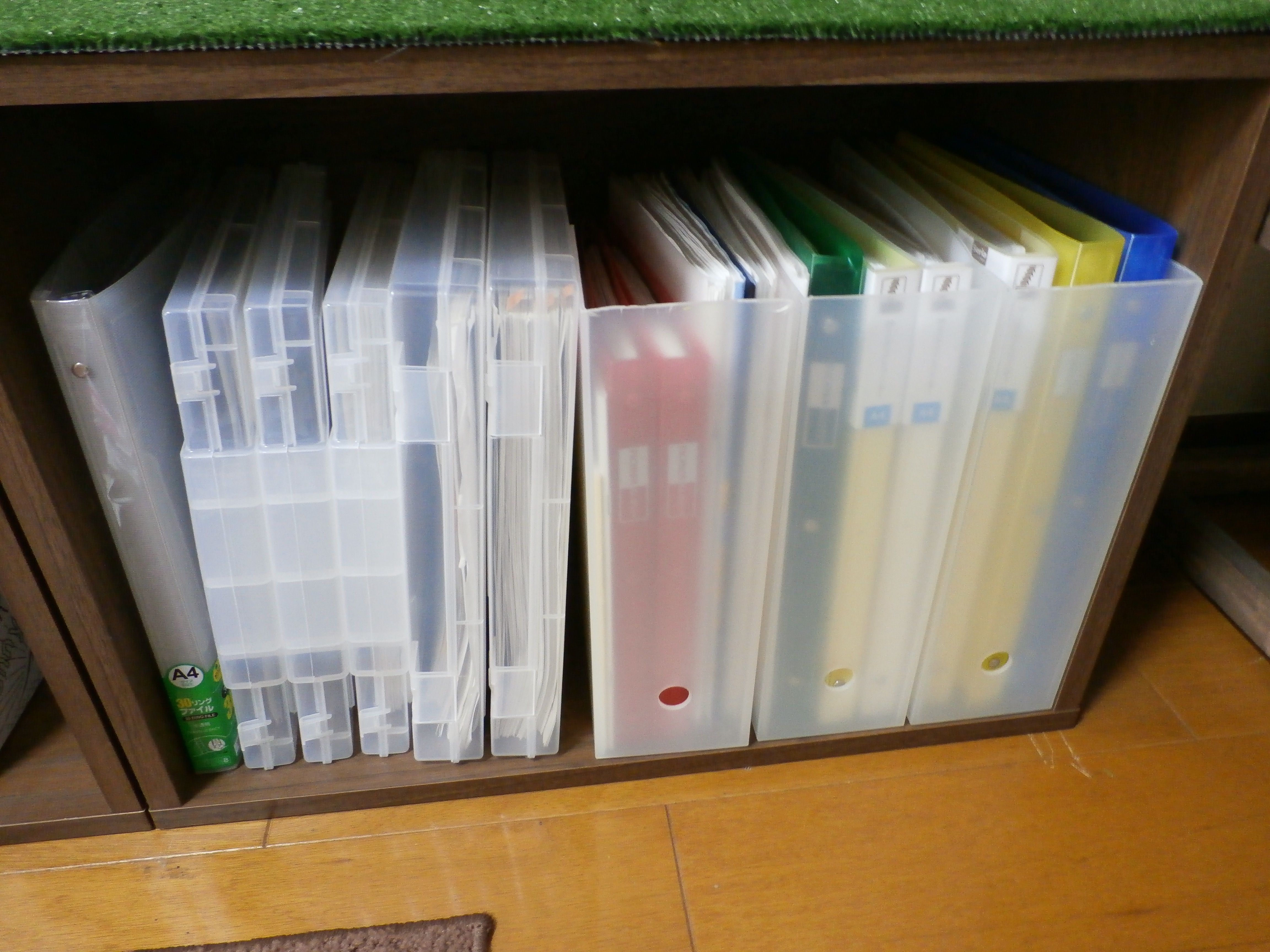 100均のファイルボックスを活用 散らかり放題の本や書類を綺麗に収納 暮らしニスタ
