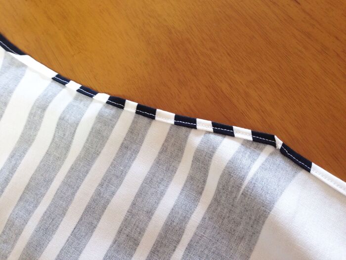 布の端を三つ折り縫い処理