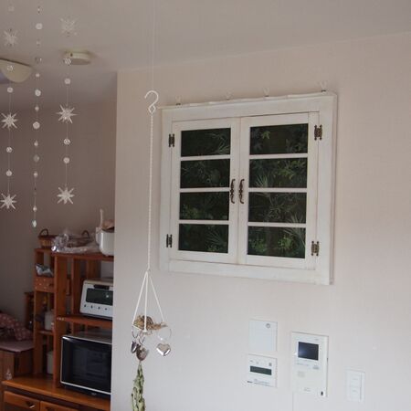 台所の壁空間を埋めるために「アンティーク風の出窓」を作りました。