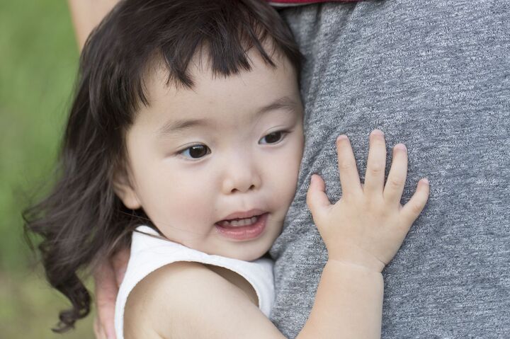 【育児相談】人見知りでママべったりの子ども。克服するにはどうしたら…?