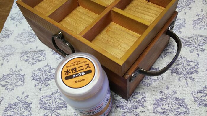 ③木製仕切ボックス６マスを塗装します。