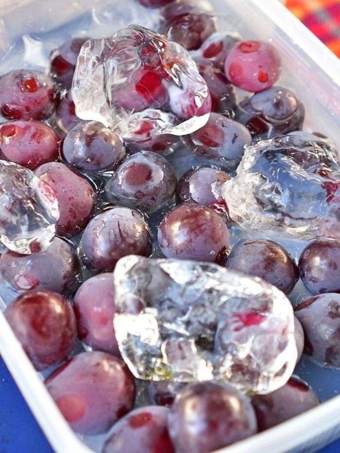 溶けてきた氷で冷やした果物は最高のスイーツ