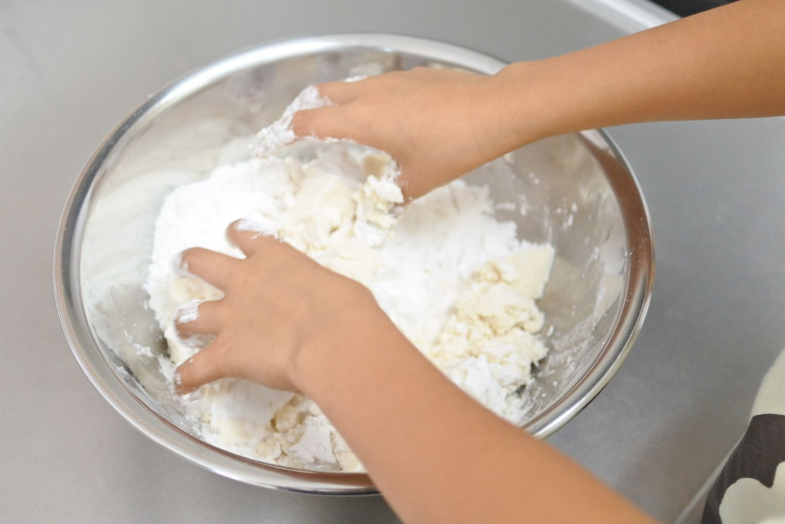 ①ボールに粉と豆腐を入れて混ぜます