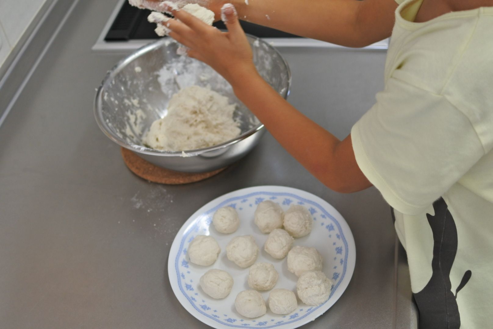 ③生地がまとまったら丸めます