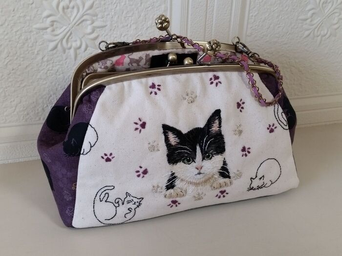 【ハンドメイド】猫と肉球の刺繍がいっぱい/お財布にもなるバッグ