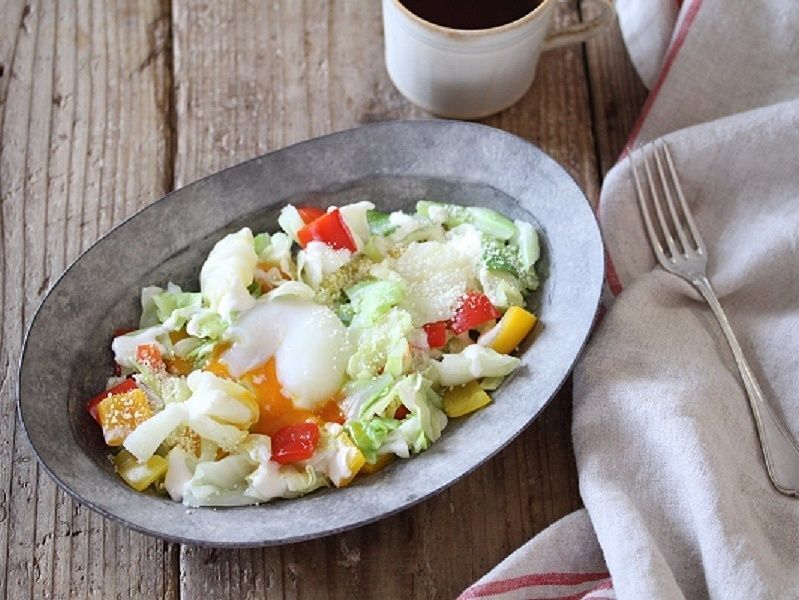 野菜玉を使って、トロッと卵のせホットカラフルシーザーサラダ
