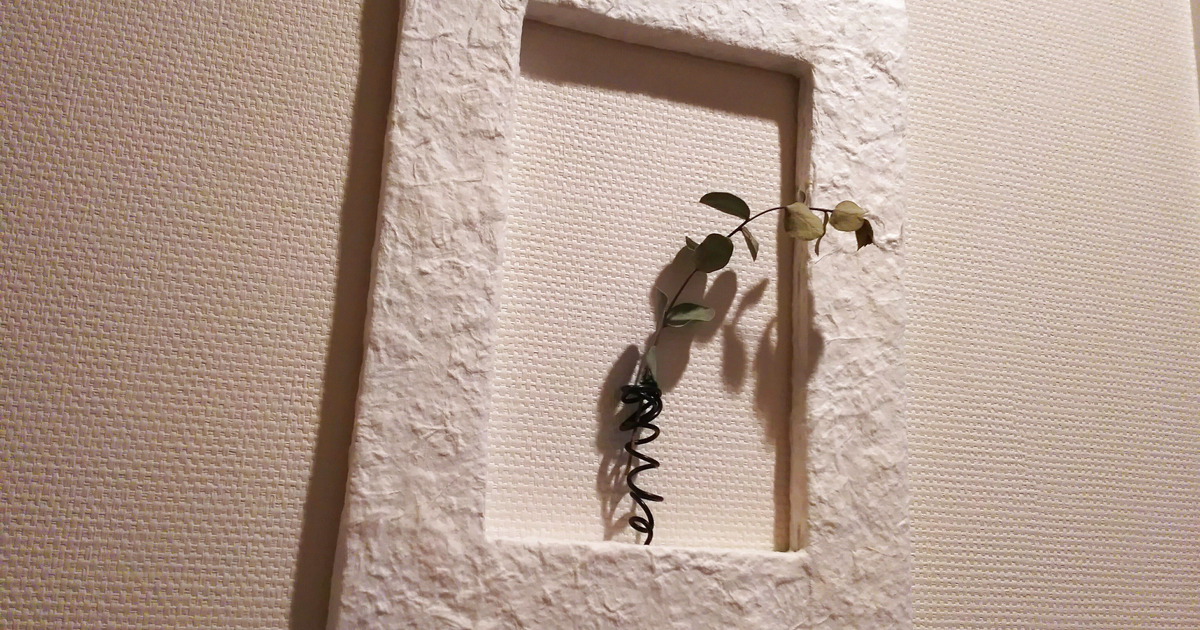 段ボールに和紙をデコったフレームアート 壁かけタイプの一輪挿し 暮らしニスタ