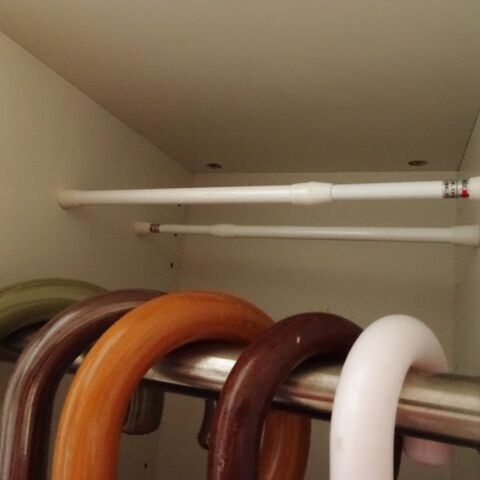 100均つっぱり棒で解決 折り畳み傘の楽ちん収納 暮らしニスタ