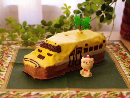 ドクターイエローの新幹線ケーキ☆簡単チョコレートパウンドケーキのアレンジ