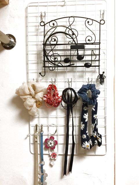 ダイソーと無印を使って ヘアゴムをく引っ掛け収納 暮らしニスタ ダイソーと無印を使って ヘアゴムをく引っ掛け収納 暮らしニスタ