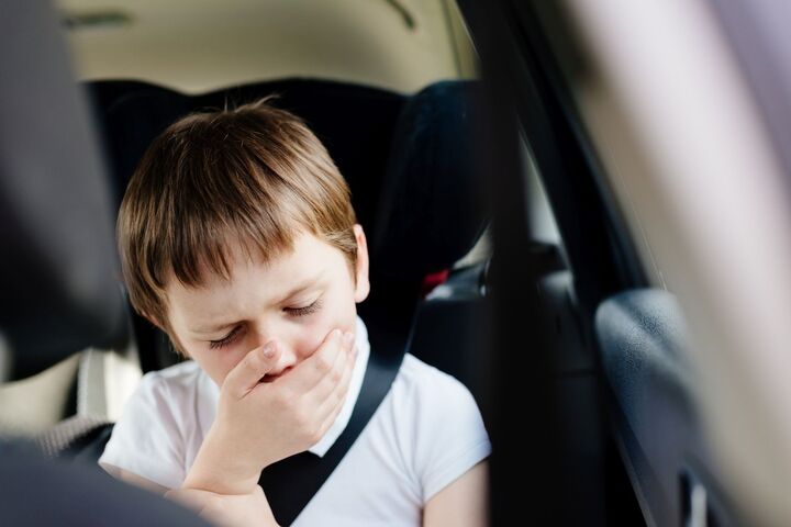 行楽シーズン到来!子供の乗り物酔いを防ぐ3つの方法