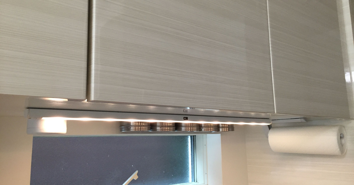 Ikeaのライトでキッチンを明るく キッチンペーパーは磁石でつけて取り出しやすく 暮らしニスタ