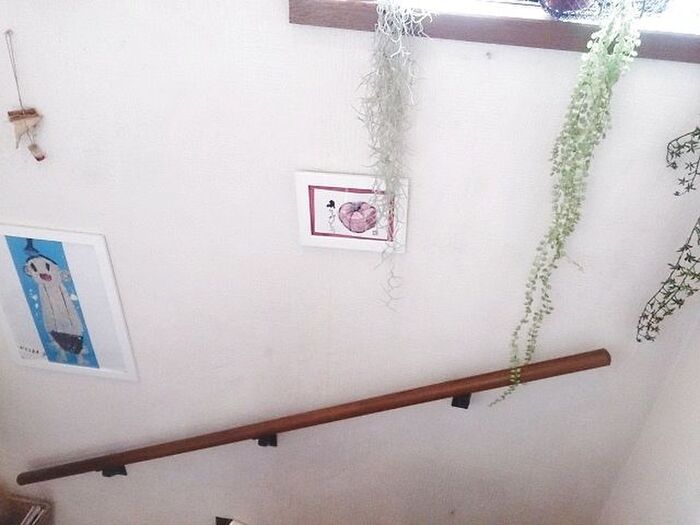 子供たちの絵を飾って階段ギャラリー