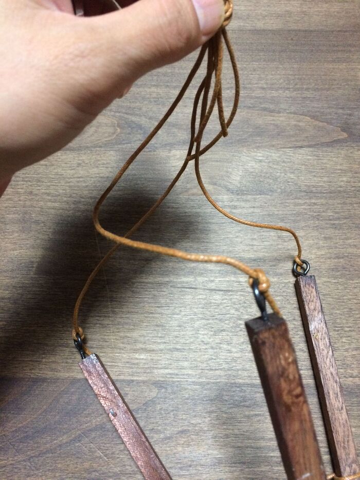 上の部分となるPかんに同じ長さの紐を其々に付けます。