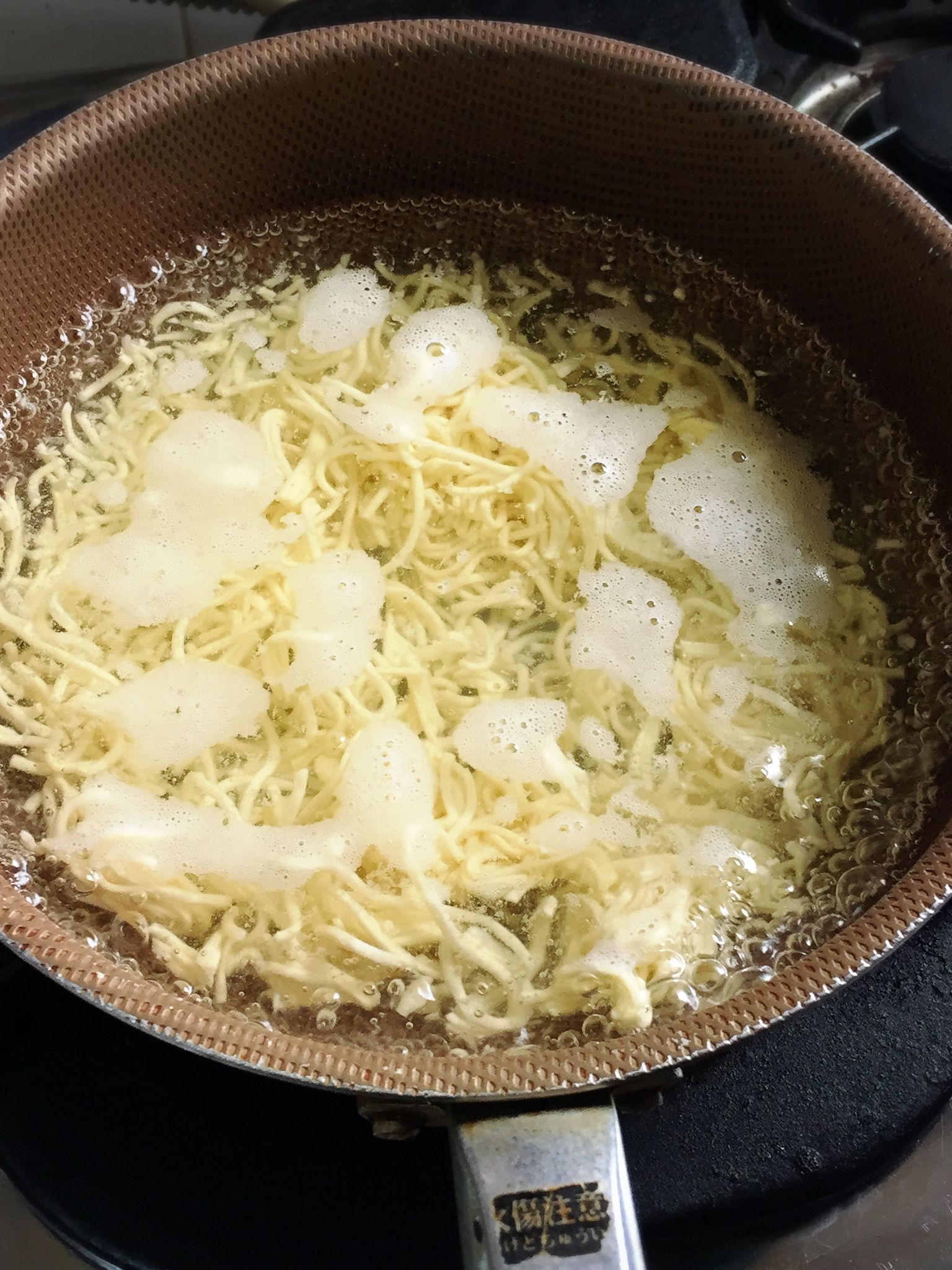 麺を茹でます。