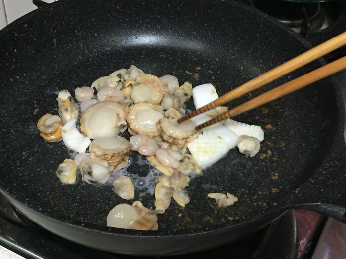 海鮮具材をフライパンで炒めます。