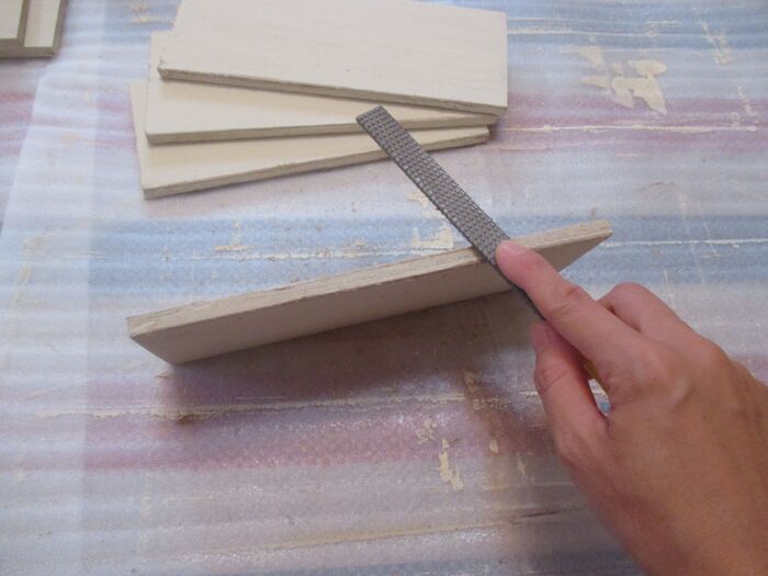 ⑤板の角をザーッと削って角をソフトにする。