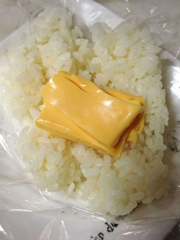 おにぎりの中にチーズを入れます。