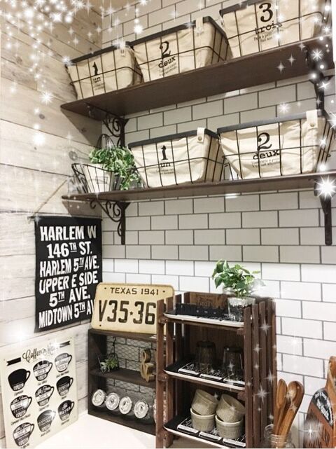 壁紙本舗の壁紙で爽やかなカフェ風キッチンへ 雑貨シェルフでアクセントを 暮らしニスタ 壁紙本舗の壁紙で爽やかなカフェ風キッチンへ 雑貨シェルフでアクセントを 暮らしニスタ