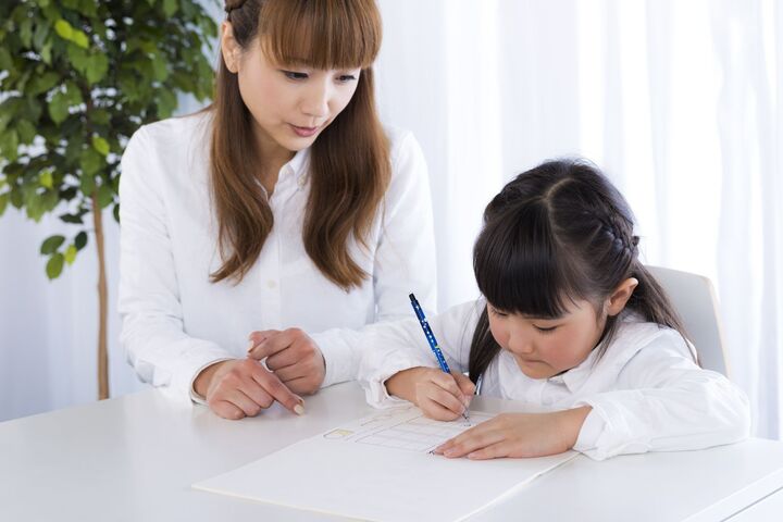 【育児相談】もの覚えの悪い娘にイラッ!穏やかに勉強を教えるには?