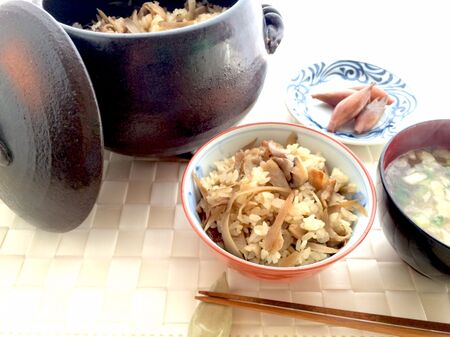 秋に食べたい！舞茸とごぼうの豚バラ炊き込みご飯