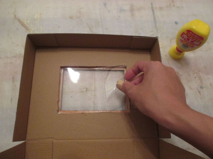 ⑤箱の中からフレームのクリア板をボンドでくっつける。
