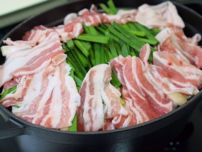 7.豚バラ肉を入れます。