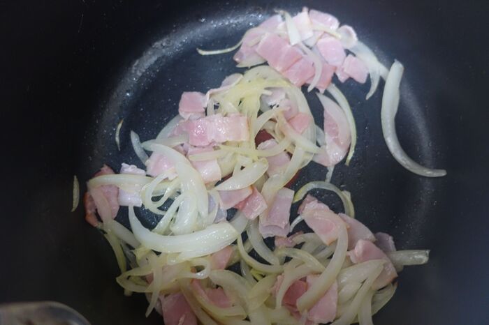 玉ねぎとベーコンを炒める。