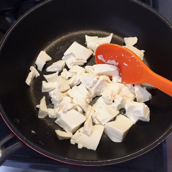 作り方1：豆腐を炒める