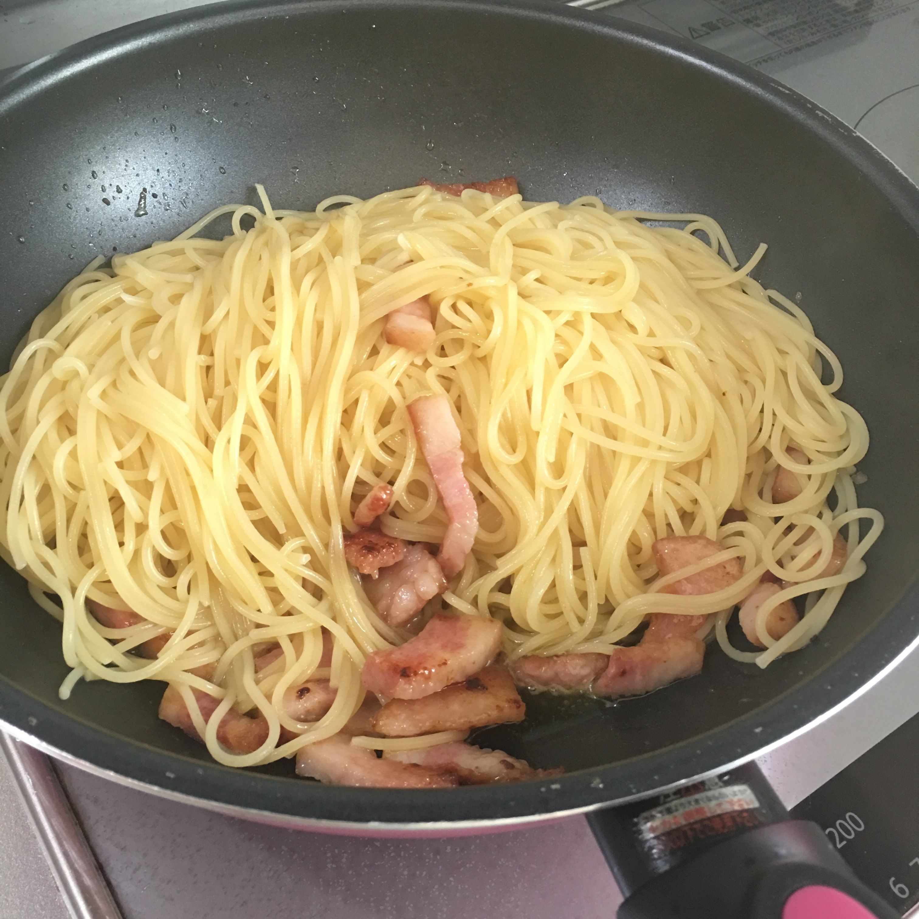 パスタを入れてオイルを絡めます