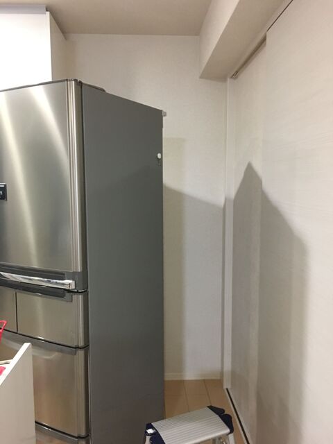 壁紙本舗の壁紙で爽やかなカフェ風キッチンへ 雑貨シェルフでアクセントを 暮らしニスタ 壁紙本舗の壁紙で爽やかなカフェ風キッチンへ 雑貨シェルフでアクセントを 暮らしニスタ