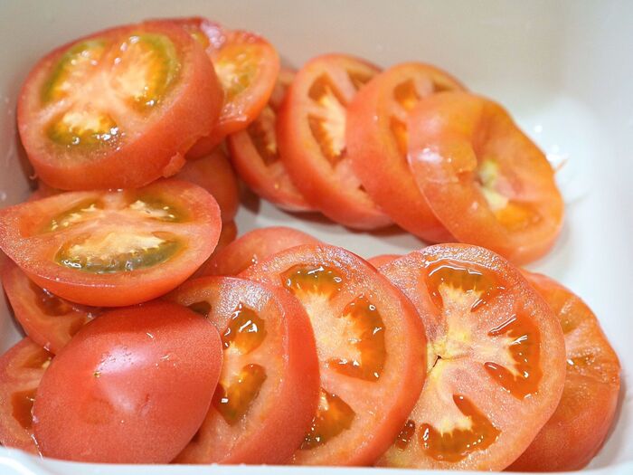 ①トマトはヘタをとって厚めにスライスしておきます
