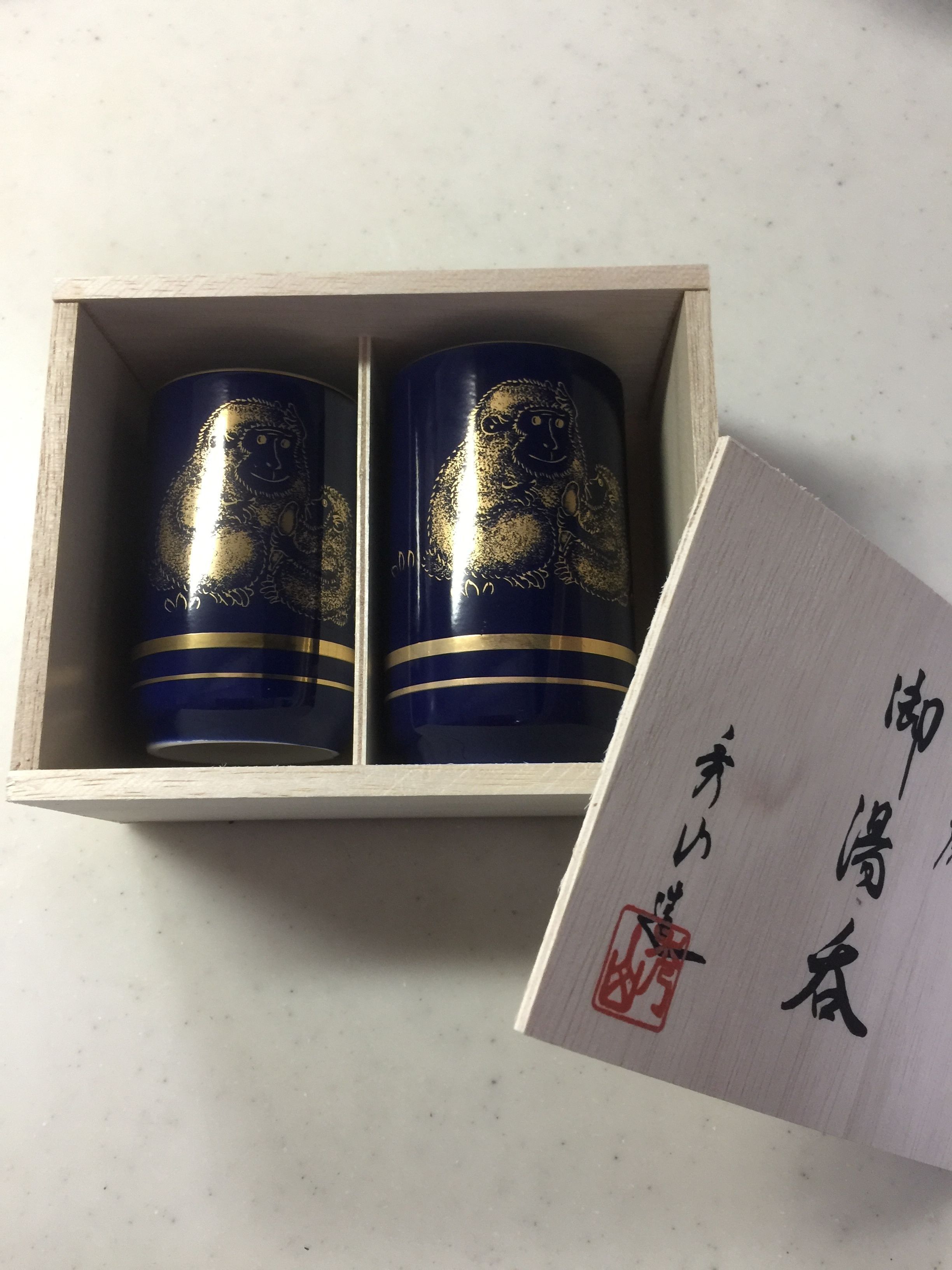 湯呑みの入っている木箱
