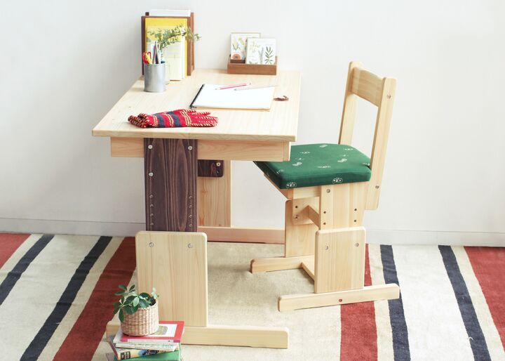 小学生から大人まで使える学習用チェア 椅子も座面も、月日とともに美しく変化!