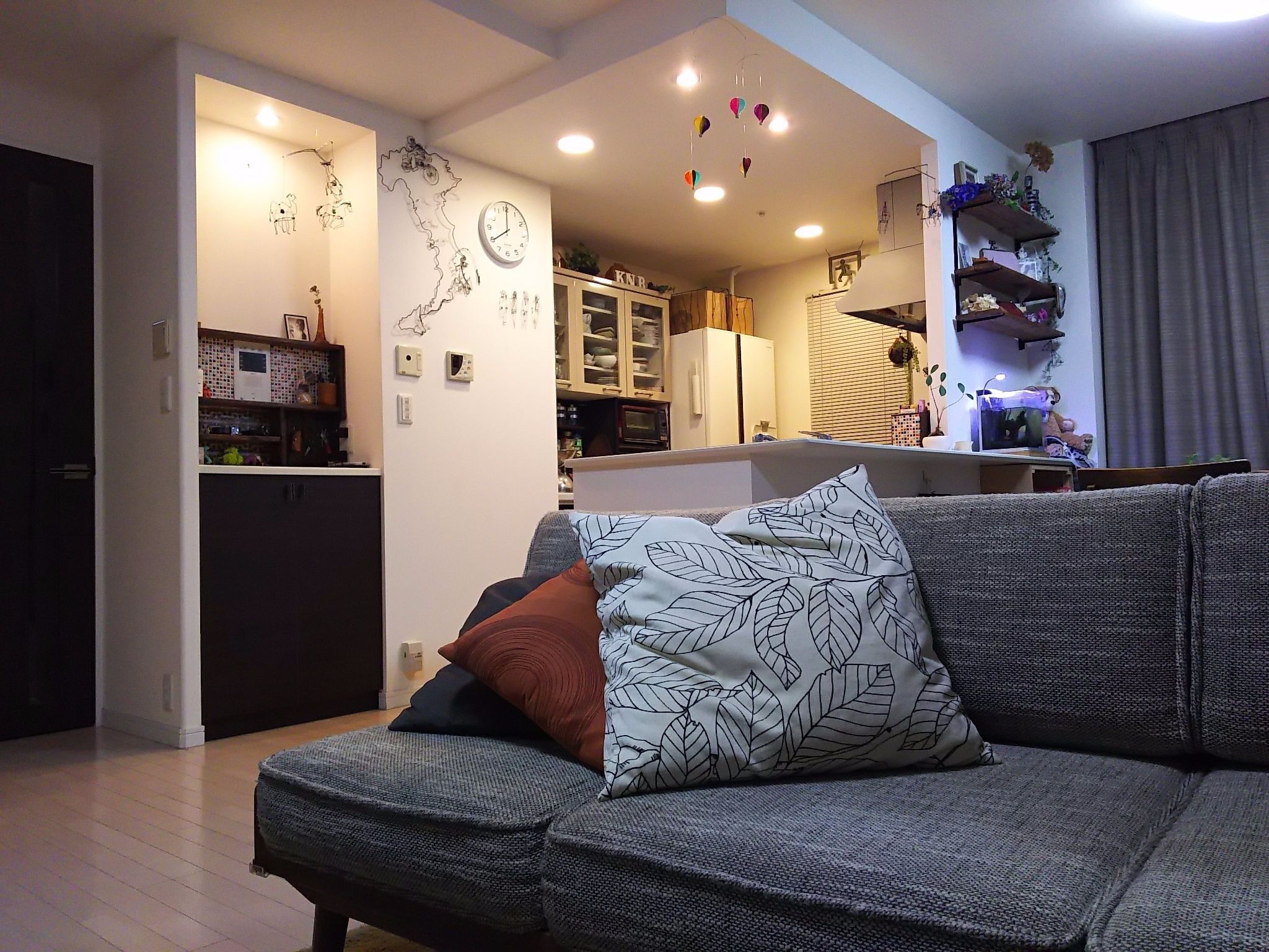 リビングには基本色にカラーをプラス 白黒グレーベージュをベースに 暮らしニスタ