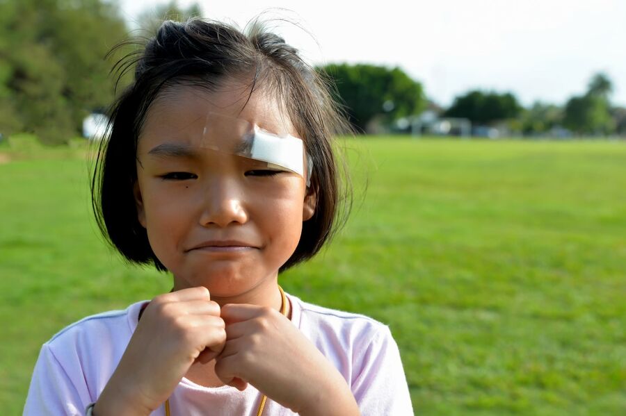 子どもが頭を打った時 の応急処置とは 親が知っておくべき最低限のこと 暮らしニスタ 子どもが頭を打った時 の応急処置とは 親が知っておくべき最低限のこと 暮らしニスタ