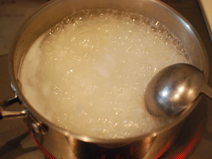 米を熱湯でゆでる