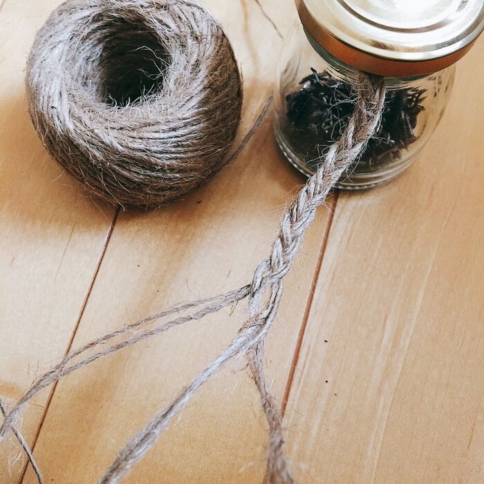 麻ひもを三つ編みに編みます。