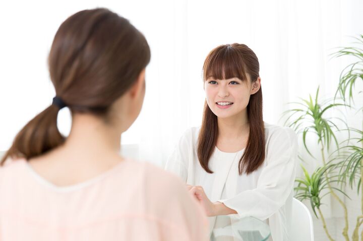 ウザすぎる自慢やのろけの対処法とは?人間関係を壊さずかわすコツ