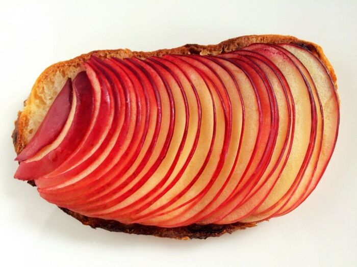 パンの上に りんごの薄切りを並べて オーブントースターで軽く焼きます