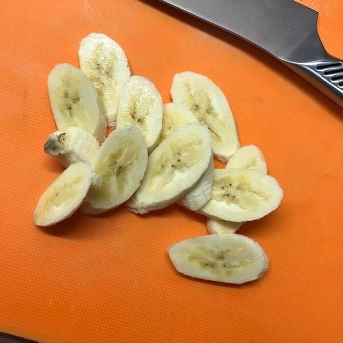 ②バナナを切る